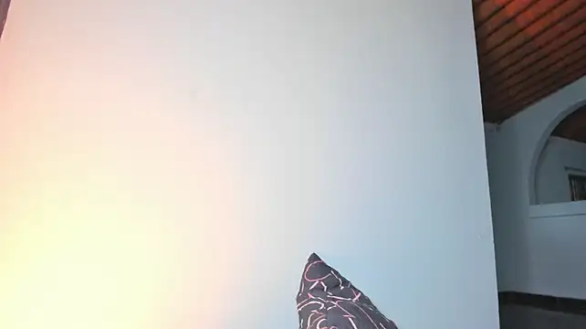 REINA_ADAHARA Show in webcam