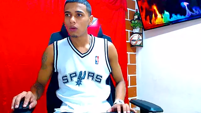Show modela cristian_tayron1 na web-kameri