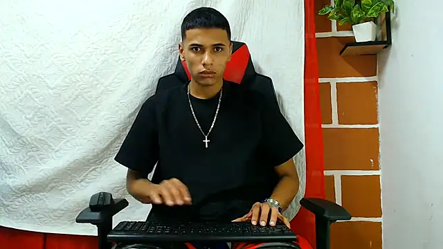 Show modela cristian_tayron1 na web-kameri