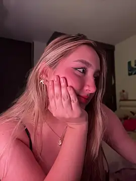 Chat +18 de MoraInFire ao vivo