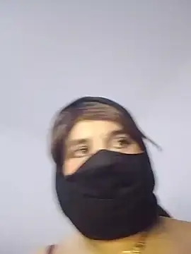 Banouti_23: διαδικτυακό σόου στην κάμερα