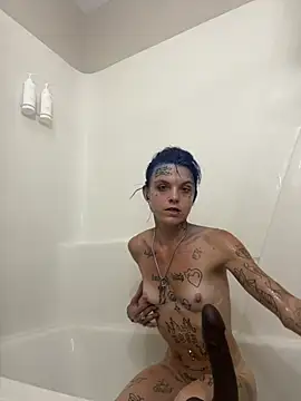 IttyBittyStonie Show in webcam