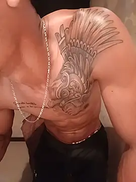 HOTWOLF_FIT: διαδικτυακό σόου στην κάμερα
