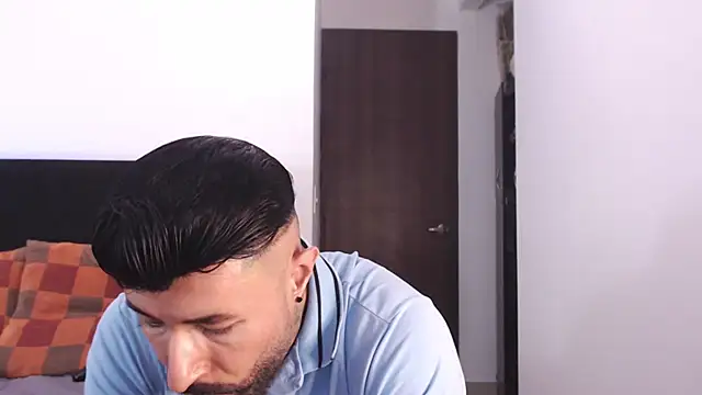 Pokazy przed kamerką – andrea_de_lucaa