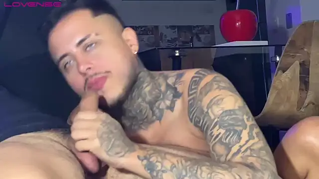 Pokazy przed kamerką – tattoguys_cums