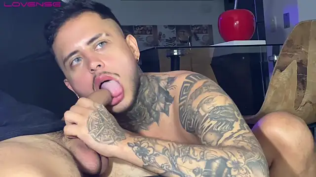 Show modela tattoguys_cums na web-kameri