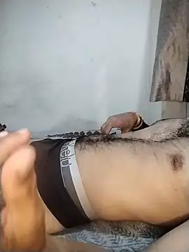 Mr_Hotyy: διαδικτυακό σόου στην κάμερα