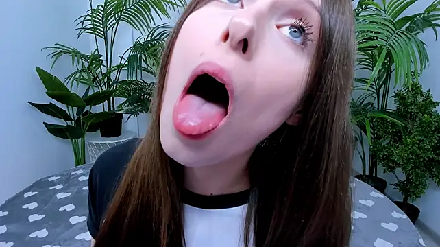 dark_k1tty Show in webcam