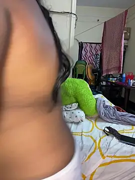 YourTeluguQueen143 Show in webcam