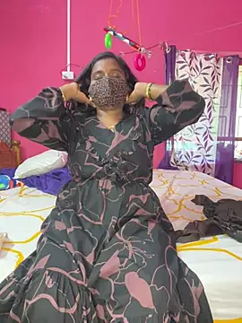 YourTeluguQueen143 Show in webcam
