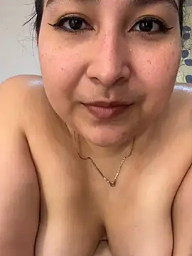 evelyn_1702 Show in webcam