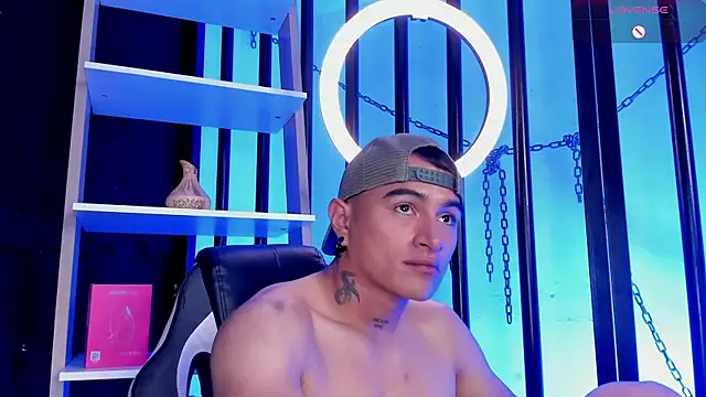 Show modela LiamDeep na web-kameri