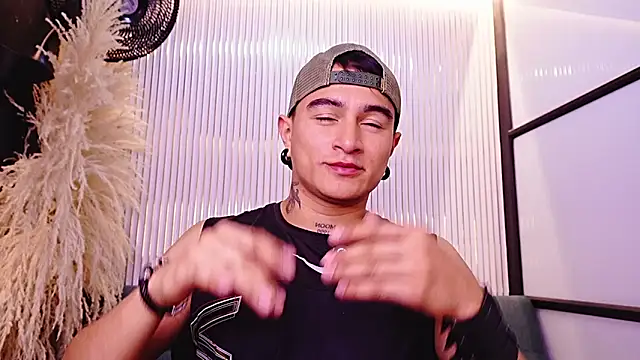 הופעת וובקאם של LiamDeep