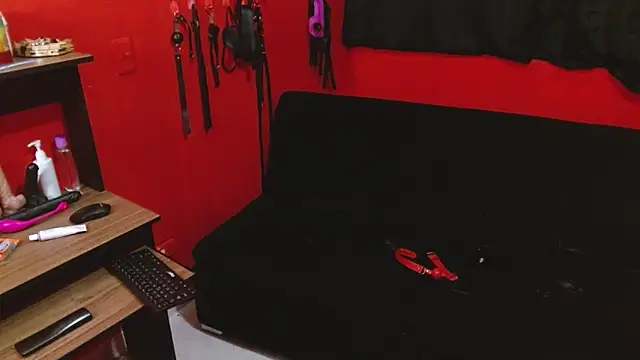 Emily_Slave28のウェブカメラショー