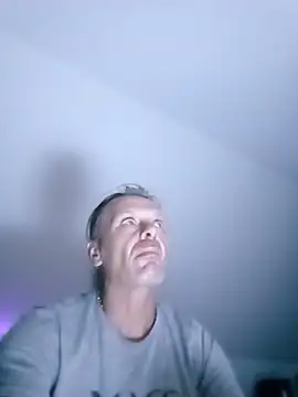 Show modela INVISIBLEKUBA na web-kameri