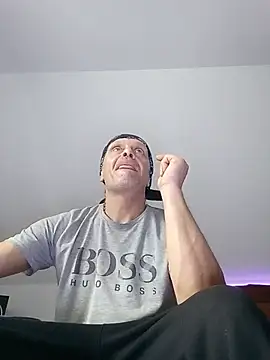 הופעת וובקאם של INVISIBLEKUBA