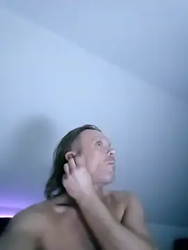 הופעת וובקאם של INVISIBLEKUBA