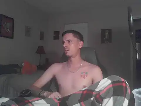 latinosatiro94's Live XXX Chat