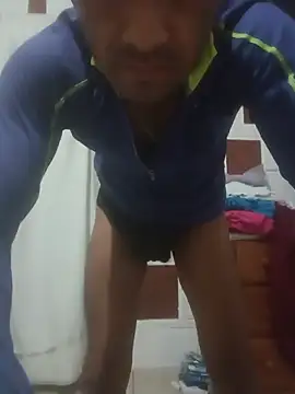 Luis-hottt webcam show