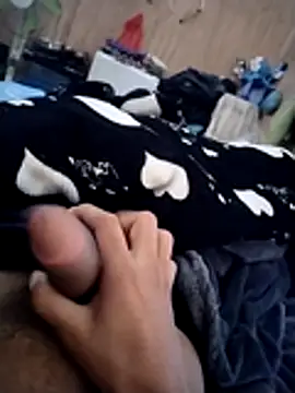EMERKITHO_20_R Webcam show