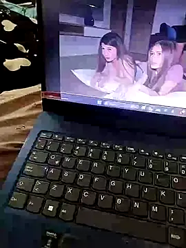 EMERKITHO_20_R Webcam Show