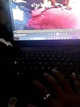 EMERKITHO_20_R Show Webcam