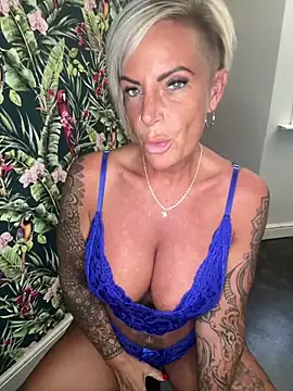 Big-Tits696969's Webcam Show