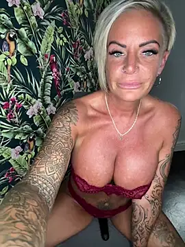Show de Big-Tits696969 na webcam