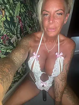 Big-Tits696969's Webcam Show