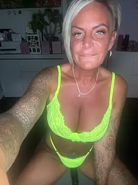 Big-Tits696969 在線直播表演