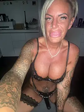 Big-Tits696969's Webcam Show
