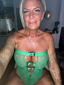 Big-Tits696969's Webcam Show