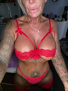 Big-Tits696969's Webcam Show