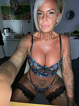 Big-Tits696969's Webcam Show