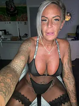 Big-Tits696969: διαδικτυακό σόου στην κάμερα
