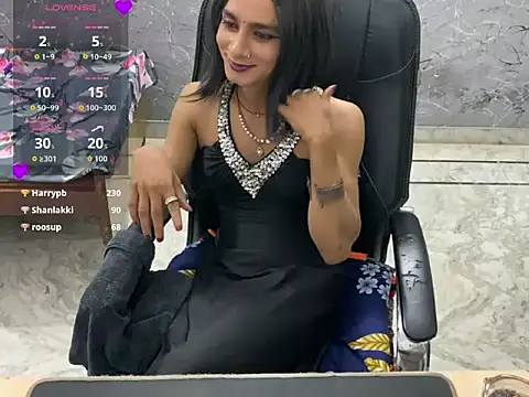 LuvLayla Show in webcam