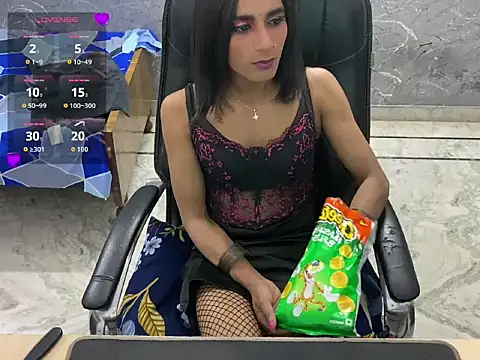 LuvLayla Show in webcam