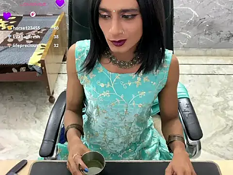 LuvLayla Show in webcam