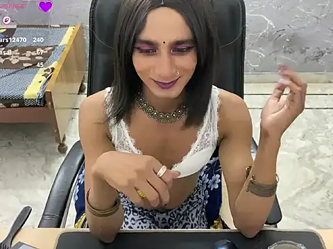 LuvLayla Show in webcam