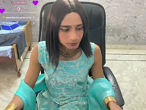 LuvLayla Show in webcam