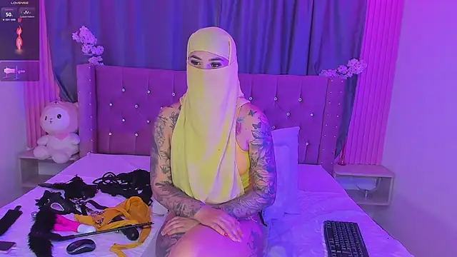 Nayla-Mouna Show in webcam