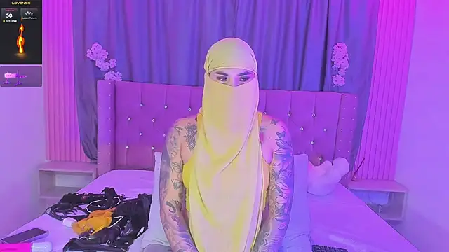 Nayla-Mouna Show in webcam