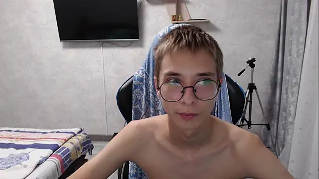 Show modela glasses_cat na web-kameri