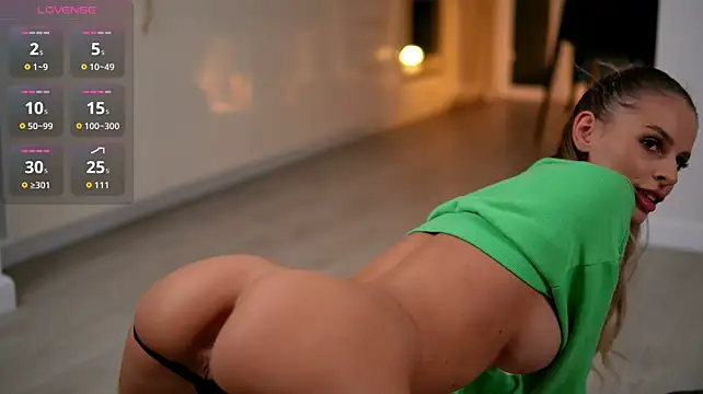 Show modela ElaraShine na web-kameri