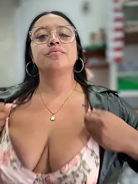 Mia_Risky-1 Show in webcam