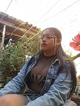 הופעת וובקאם של Outdoors-Mia_Khalifa