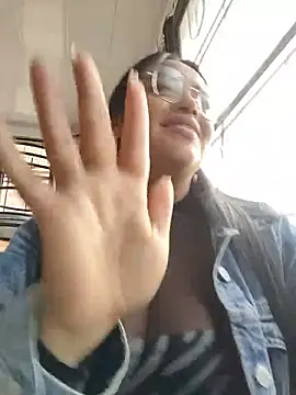 Outdoors-Mia_Khalifa: διαδικτυακό σόου στην κάμερα