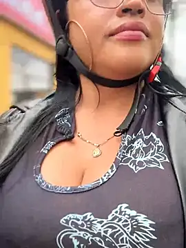 הופעת וובקאם של Outdoors-Mia_Khalifa