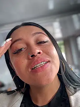 Outdoors-Mia_Khalifa: διαδικτυακό σόου στην κάμερα
