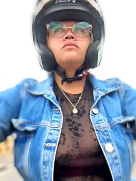 Outdoors-Mia_Khalifa: διαδικτυακό σόου στην κάμερα